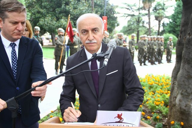 Samsun Valisi İbrahim Şahin, Atatürk Anıtı'na çelenk sunduktan sonra şeref defterini imzaladı.