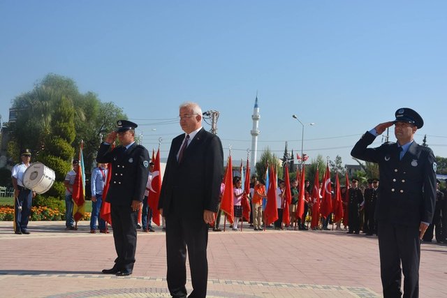 İzmir'de 30 Ağustos Zafer Bayramı kutlamaları, Cumhuriyet Meydanı'nda düzenlenen törenle başladı. İzmir Büyükşehir Belediye Başkanı Aziz Kocaoğlu, Atatürk Anıtı'na çelenk sundu.