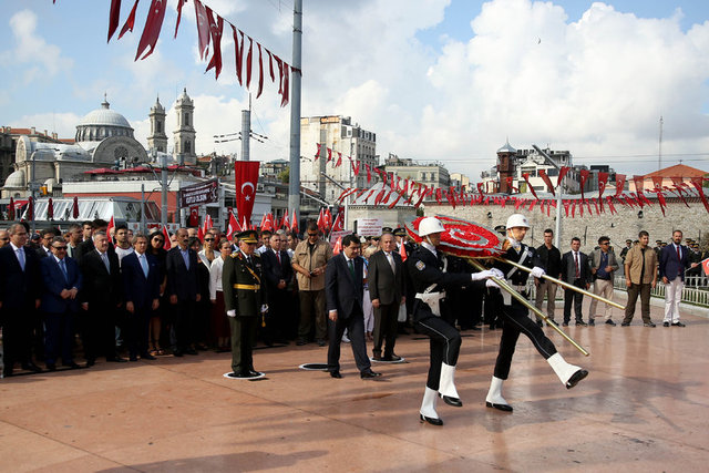 Törende, Cumhuriyet Anıtı'na çelenk bırakıldı.