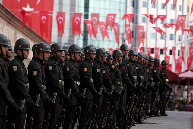 İstanbul'da 30 Ağustos Zafer Bayramı ve Türk Silahlı Kuvvetleri Günü kutlamaları, Taksim Cumhuriyet Anıtı önünde düzenlenen törenle başladı.