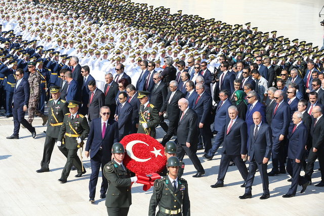 30 Ağustos Zafer Bayramı ve Türk Silahlı Kuvvetleri Günü dolayısıyla Anıtkabir'de tören düzenlendi. Tören, Cumhurbaşkanı Recep Tayyip Erdoğan, TBMM Başkanı İsmail Kahraman, Başbakan Binali Yıldırım, Anayasa Mahkemesi Başkanı Zühtü Arslan, Genelkurmay Başkanı Orgeneral Hulusi Akar, CHP Genel Başkanı Kemal Kılıçdaroğlu, MHP Genel Başkanı Devlet Bahçeli, Başbakan Yardımcıları Numan Kurtulmuş, Nurettin Canikli, Mehmet Şimşek, Tuğrul Türkeş, Veysi Kaynak, yüksek yargı kurumu başkanları, Bakanlar Kurulu üyeleri, kuvvet komutanları ve diğer devlet erkanı da katıldı.