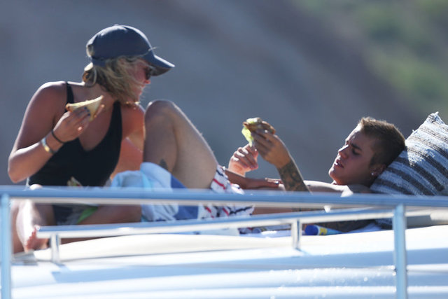 Justin Bieber ile doğum gününü kutlamak için Meksika'ya götürdüğü sevgilisi Richie'nin her anı görüntüleniyor.