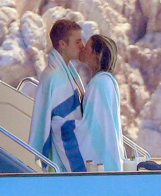 Bu gezide de paparazzilerden kaçamayan genç sevgililerin sık sık birbirlerine sarılıp öpüştüğü görüldü.