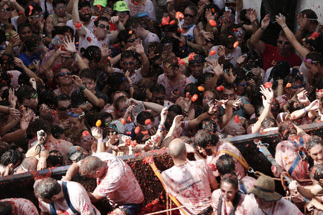 Öte yandan İspanya'da ekonomik krizin etkisiyle 2013 yılından bu yana girişin paralı olduğu "La Tomatina"ya 22 bin kişinin katıldığı bildirilirken, etkinliği 90'dan fazla medya kuruluşunun temsilcilerinin takip ettiği duyuruldu.