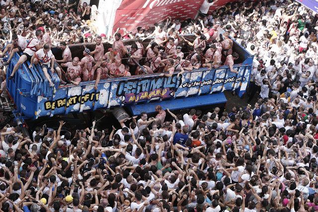 Domates savaşına katılım ücreti olarak kişi başına 10 avro alınırken, festivalin gerçekleştiği alandaki balkonlar özel görüntü almak isteyenlere 800 avrodan başlayan fiyatlara kiralanıyor.