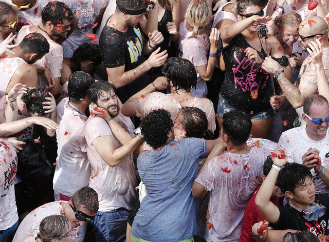 "La Tomatina" festivali, 10 bin nüfuslu Bunol Belediyesi'ne yaklaşık 300 bin avroluk ekonomik gelir sağlıyor.