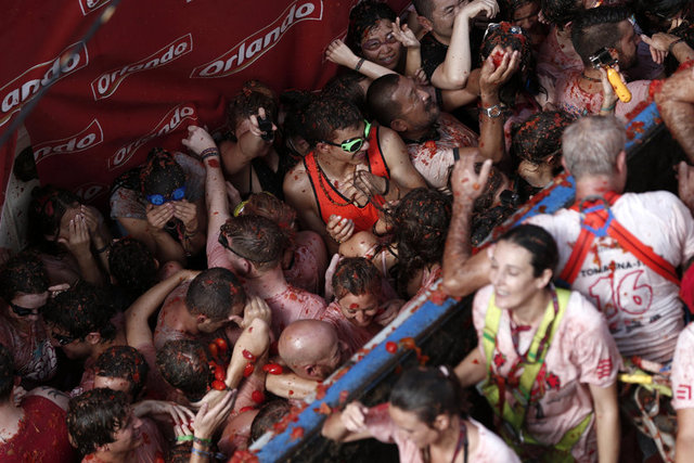 İspanya'nın doğusundaki Valencia kentinin Bunol ilçesinde bu yıl 71'incisi düzenlenen "La Tomatina" adlı festivalde 160 ton domates kullanıldı.