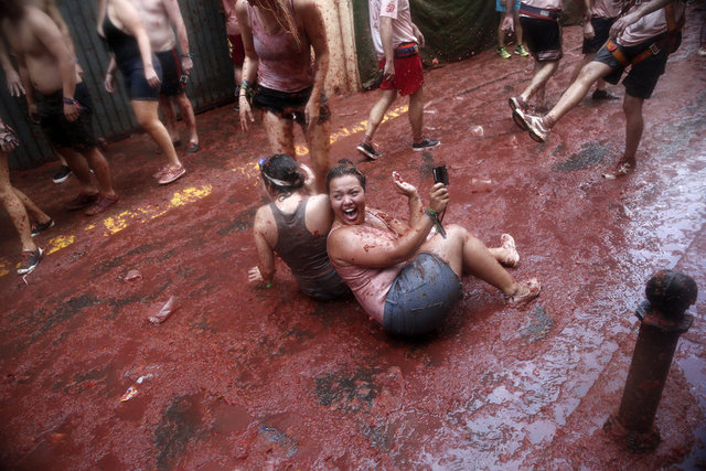 Baştan aşağı domatese ve kırmızı renge bürünen katılımcılar, balkonlarından hortumla su döken yerel halkın yardımlarıyla temizlendi.