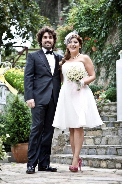 "Müvekkillerim Şebnem Bozoklu ve Emre İzer' in evlilikleri 10 aydır fiili olarak bitmiş; resmi olarak da sonlandırılması için yasal süreci başlatmam adına, karşılıklı anlaşarak gerekli talimatı geçtiğimiz hafta tarafıma vermişlerdir.  Adli yargıya intikal etmiş bu süreçte taraflar hakkında gizlice görüntülenerek haber yapılması ve yanlış bir algı oluşturulması sebebiyle, yine tarafların ortak kararıyla gizli tuttuğumuz bu süreci tüm kamuoyu ile paylaşma zarureti doğmuştur. Yapılacak haberlerde yasalar ve gazetecilik etiği gereği saygı çerçevesinin korunmasını önemle rica ederim. "