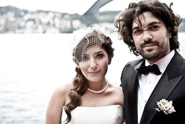 Altı yıllık mimar eşi Emre İzer'le boşanma kararı aldığı iddia edilen ancak daha sonra mutluluk pozları veren Şebnem Bozoklu, önceki gece Bodrum'da genç bir erkekle objektiflere yansıdı.