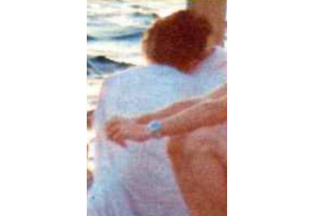 İÇ ÇAMAŞIRIYLA YÜZDÜÜnlü oyuncu, alkolün de etkisiyle sabah 06.30'da villanın iskelesinden iç çamaşırlarıyla denize girdi. 37 yaşındaki Bozoklu, gençlerden birisiyle iskelede beraber yüzdü ve uzun süre öpüştü.