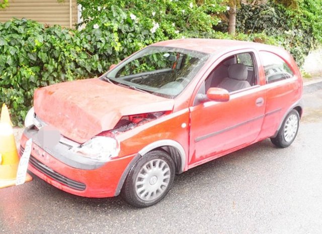 FREN TUTMADITatlıtuğ ve Dizer kazayı yara almadan atlatırken, çarpan araçta büyük maddi hasar meydana geldi. Aracı kullanan sürücü, "Yağmur, fren balatalarını şişirmiş. Öndeki araç aniden durunca, bizim frenler tutmadı, vurduk" dedi.