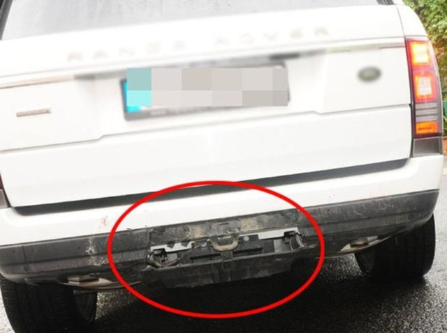 YOKUŞTA VURDUHürriyet'ten İsmail Bayrak'ın haberine göre, kahvaltı sonrası Etiler'den Bebek'e geçmek isteyen Kıvanç Tatlıtuğ ve Başak Dizer, sahile inen dik yokuşta kaza yaptı. Arkadan gelen bir otomobil, çiftin son model aracına arkadan çarptı.