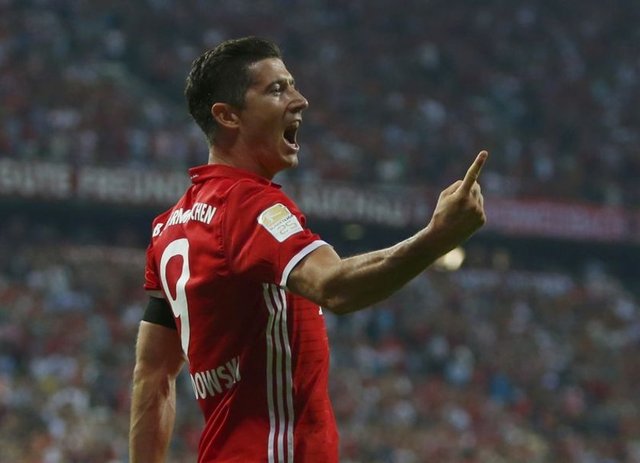 9. Robert Lewandowski (Bayern München) – 90