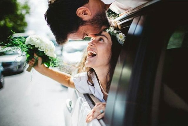 Pelin Akil, bu fotoğrafı 'Biz resmi olarak erdik muradımıza' notu ile Instagram sayfasında takipçileri ile paylaştı.