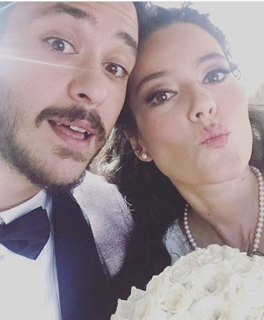 Çift bu akşam, yakın dostlarının katılacağı bir de düğün töreni yapacak.