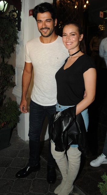 Burak Özçivit ve Fahriye Evcen ile Arnavutköy'de bir mekandan çıkarken görüntülendi.