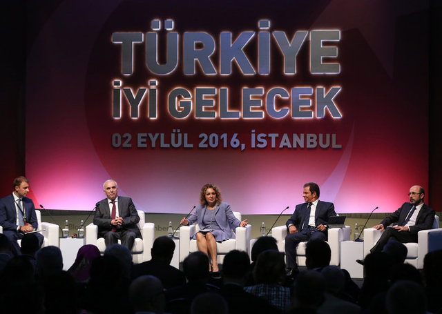 BloombergHT Ekonomi Koordinatörü Gökhan Şen moderatörlüğünde Ziraat Bankası Genel Müdürü ve Bankalar Birliği Başkanı Hüseyin Aydın - Citibank Genel Müdürü Serra Akçaoğlu - DenizBank Genel Müdürü ve Yönetim Kurulu Üyesi Hakan Ateş - Türk Ekonomi Bankası (TEB) Genel Müdürü Ümit Leblebici