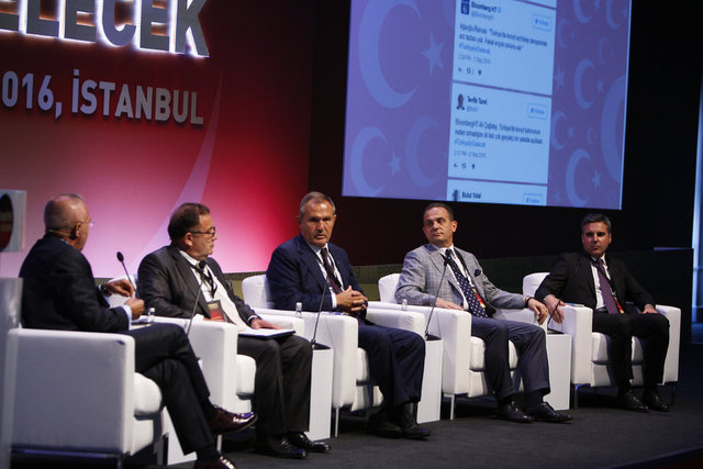 Bloomberg HT TV/Haber Koordinatörü moderatörlüğünde Ali Çağatay moderatörlüğünde Ağaoğlu Şirketler Grubu CEO'su Hasan Rahvalı - Artaş İnşaat Yönetim Kurulu Başkanı Süleyman Çetinsaya - Dumankaya İnşaat Yönetim Kurulu Başkanı Ali Dumankaya - Emlak Konut Gayrimenkul Yatırım Ortaklığı Genel Müdürü Murat Kurum