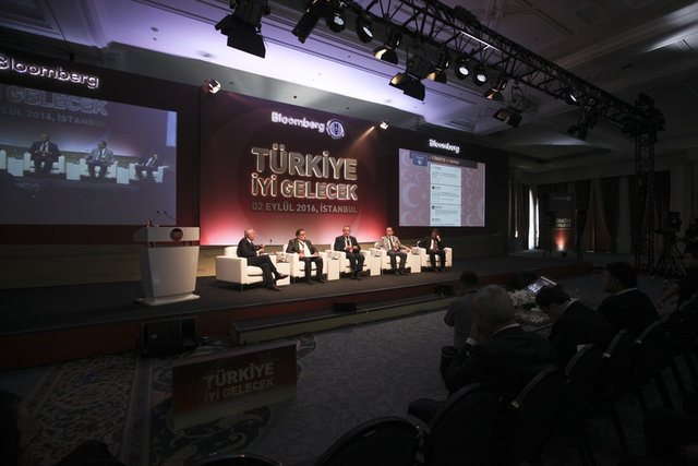 Bloomberg HT TV/Haber Koordinatörü Ali Çağatay moderatörlüğünde Ağaoğlu Şirketler Grubu CEO'su Hasan Rahvalı - Artaş İnşaat Yönetim Kurulu Başkanı Süleyman Çetinsaya - Dumankaya İnşaat Yönetim Kurulu Başkanı Ali Dumankaya - Emlak Konut Gayrimenkul Yatırım Ortaklığı Genel Müdürü Murat Kurum