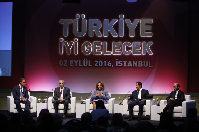 BloombergHT Ekonomi Koordinatörü Gökhan Şen moderatörlüğünde Ziraat Bankası Genel Müdürü ve Bankalar Birliği Başkanı Hüseyin Aydın - Citibank Genel Müdürü Serra Akçaoğlu - DenizBank Genel Müdürü ve Yönetim Kurulu Üyesi Hakan Ateş - Türk Ekonomi Bankası (TEB) Genel Müdürü Ümit Leblebici