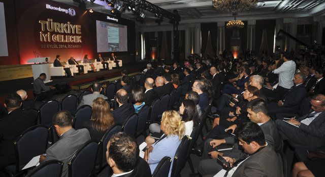 BloombergHT Ekonomi Koordinatörü Gökhan Şen moderatörlüğünde Ziraat Bankası Genel Müdürü ve Bankalar Birliği Başkanı Hüseyin Aydın - Citibank Genel Müdürü Serra Akçaoğlu - DenizBank Genel Müdürü ve Yönetim Kurulu Üyesi Hakan Ateş - Türk Ekonomi Bankası (TEB) Genel Müdürü Ümit Leblebici