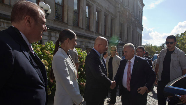 Bloomberg HT tarafından Çırağan Sarayı'nda düzenlenen "Türkiye İyi Gelecek" konferansına katılan Başbakan Binali Yıldırım'ı Ciner Grubu Başkanı Turgay Ciner, Didem Ciner ve Ciner Medya Yönetim Kurulu Başkanı Kenan Tekdağ karşıladı.