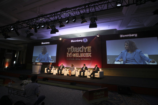 BloombergHT Ekonomi Koordinatörü Gökhan Şen moderatörlüğünde Ziraat Bankası Genel Müdürü ve Bankalar Birliği Başkanı Hüseyin Aydın - Citibank Genel Müdürü Serra Akçaoğlu - DenizBank Genel Müdürü ve Yönetim Kurulu Üyesi Hakan Ateş - Türk Ekonomi Bankası (TEB) Genel Müdürü Ümit Leblebici