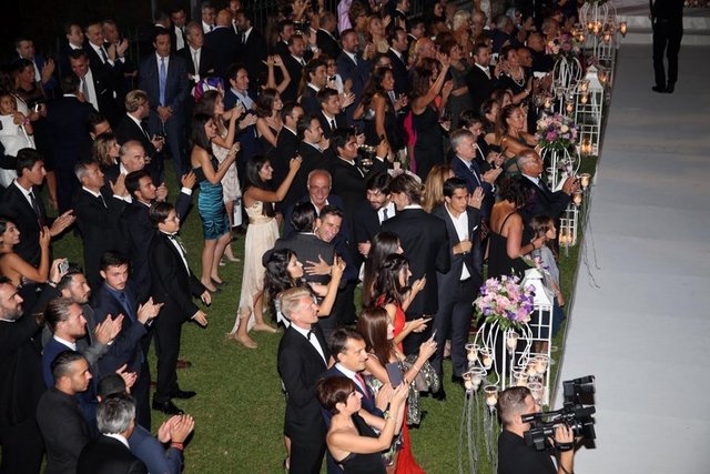 Başkan Fikret Orman, genç çifti tebrik etti ve mutluluklar diledi.