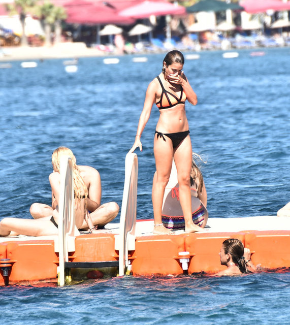 HT MAGAZİN / Nuri ALTUNTAŞBodrum'u mesken tutan isimlerden Çiğdem Batur, önceki gün arkadaşlarıyla Bitez'de denizin ve güneşin tadını çıkardı.