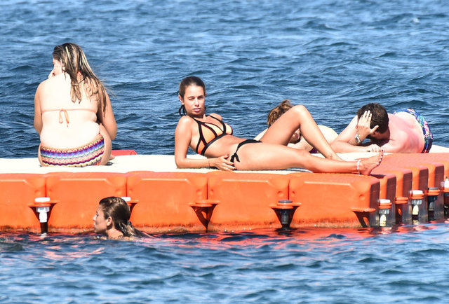 Grup, denizin ortasındaki şişme duba üzerinde çocuklar gibi eğlendi.