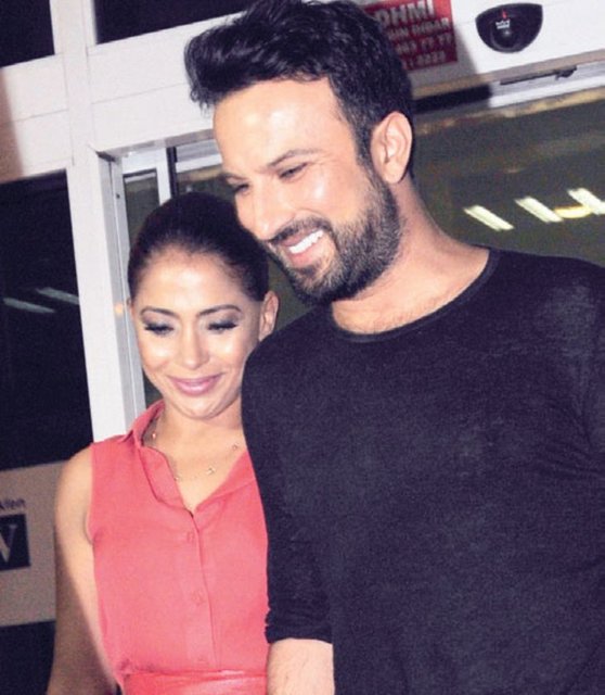 "Yaşadığımız günlerde sanatın birleştirici ve bütünleştirici gücüne ihtiyacımız var" sözleri büyük alkış alan Tarkan'ı ilk gününde eşi Pınar Dilek yalnız bıraktı.