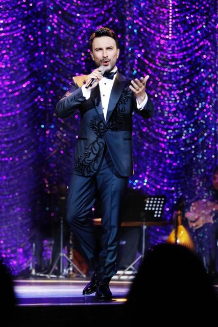 İlk yarıda işlemeli smokiniyle Türk sanat müziği şarkıları seslendiren sanatçı, ikinci bölümde deri ceketini üzerine geçirip gerçek kimliğine döndü.