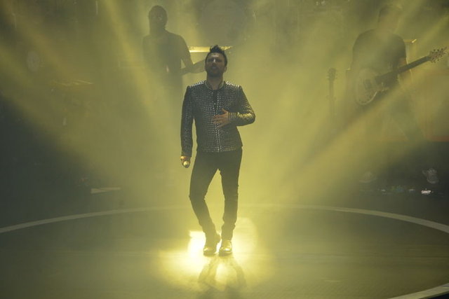 Sahne şovuyla büyük beğeni toplayan Megastar, hayranlarına sürpriz yapıp 'Üşüdüm' isimli yeni parçasını ilk kez seslendirdi. Şarkı, dinleyicilerden tam not aldı.