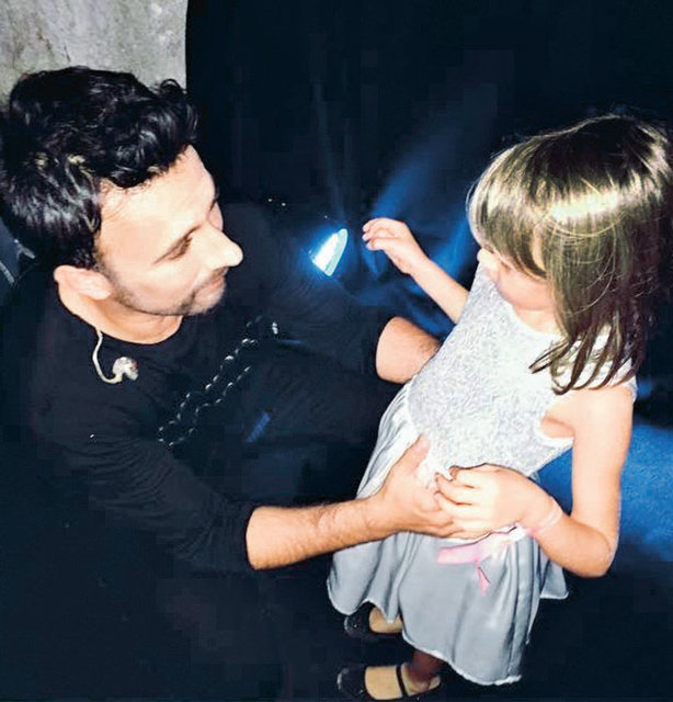 Megastar kuliste kendisini ziyaret eden Tuba Ünsal'ın kızı Sare ile sohbet etti.