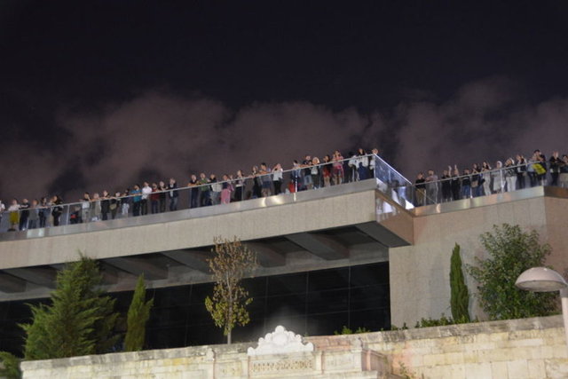 Bilet bulamayan hayranları Megastar'ı "beleş tepe" olarak adlandırılan ve konser alanını karşıdan gören tepede izledi.
