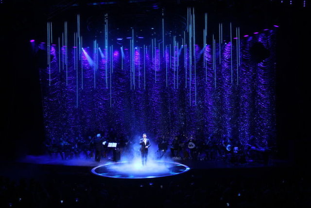 Tarkan, 'Ahde Vefa' albümünden şarkılar seslendirdiği ilk bölümde, modacı Gülnur Güneş'in kristal işlemeler ve cam payetler kullanarak tasarladığı özel bir smokin giydi.