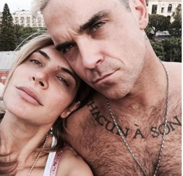 Ayda Field, Robbie Williams'la ilişkisinin kolay başlamadığını da itiraf etti. "Ortak bir arkadaşımız bizi tanıştırmak için randevu ayarladı. Ancak Robbie bunu unuttu. Sonraki buluşmamızda beni evine davet etti. Aramızda bir elektriklenme olmuştu tuhaftı" dedi.