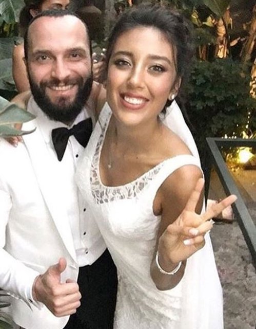 Ünlü şarkıcı Berkay uzun süredir birlikte olduğu manken Özlem Katipoğlu ile 30 Ağustos'ta nikah masasına oturmuştu.