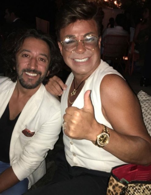 Gecede sahneye çıkan Fettah Can ve Fatih Ürek birlikte şarkı söyledi.