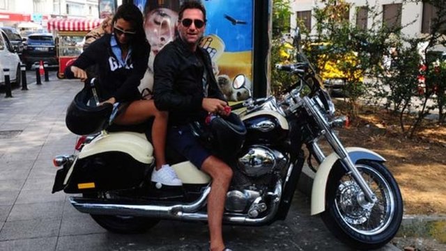 Bekir Aksoy ve eşi Derya Çavuşoğlu, geçtiğimiz pazar günü motosikletleriyle Bebek'te görüntülendi.