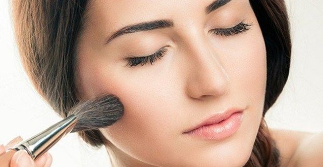 Allık - Pembe yanaklar, bir adamın kalbini fethetmek için en güçlü bir silah! Çeşitli araştırmalarla kanıtlandı ki, erkekler pembe yanakları süper seksi buluyorlar. Elbette hafif bir pembelikten bahsediyoruz, güneşte kızarmış gibi doğal... O yüzden allığı hafif sürün, allığa bulanmayın. -  