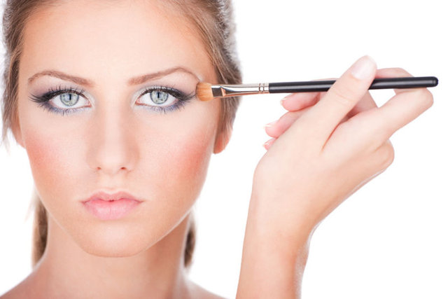 Göz makyajı - Erkekler, parlak ve koyu renk göz makyajını pek çekici bulmuyorlar. Pembeler, sarılar gibi canlı tonlar onlara göre değil. Onların ideali nötr tonlarında bir göz makyajı. Siyah veya kahverengi göz kalemi ile gözlerinizin güzelliğinizi vurgulayın. Far ile de gerekli dumanlı görüntüyü verin. Takma kirpik, takma saç gibi gerçek olmayan şeylere karşılar. Basit bir maskara uygulaması onlara daha çekici geliyor.   -  