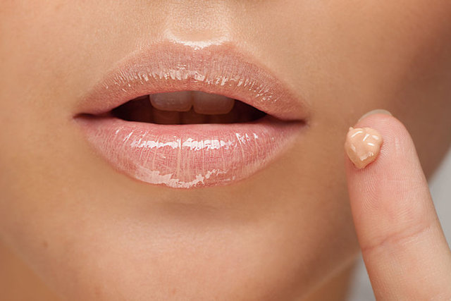 Dudak makyajı - Parlak ve koyu dudak makyajı, kalabalık içinde göze çarpıyor ama erkekler için öpülesi bir anlam ifade etmiyor. Onlar için öpülesi dudaklar, dudak parlatıcısı ya da cildinizin tonunu tamamlayan rujdan ibaret. -  