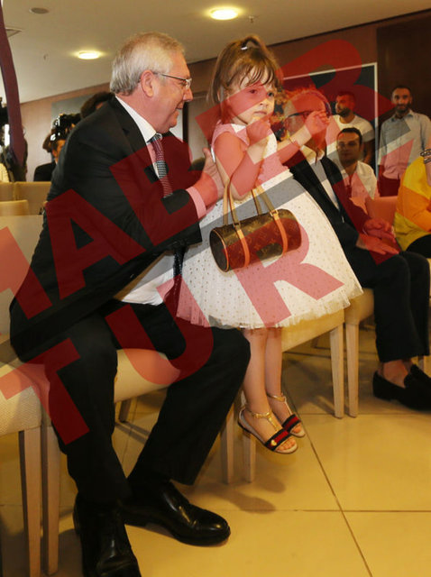 Fenerbahçe ile Hello Kity arasındaki imza törenine Başkan Aziz Yıldırım eşi ve kızı ile katıldı. Yıldırım'ın kızı Yaz Yıldırım, törende ilgi odağı oldu. 