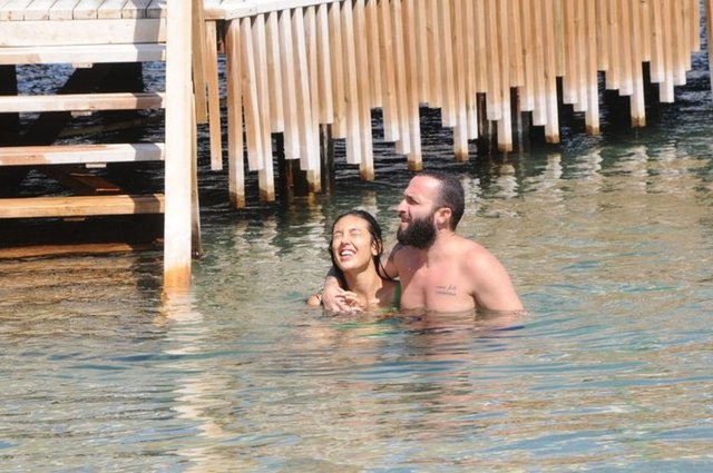 Ünlü popçunun yoğun konser programı nedeniyle günübirlik balayı yapan çift, tuttukları locada güneşin ve denizin tadını çıkardı.