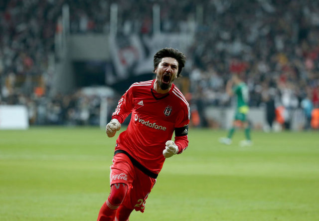 Beşiktaş'ın file bekçisi Tolga Zengin, yıllık 1 milyon 300 bin Euro'luk (4.2 milyon TL) kazancıyla dördüncü sırada. -   - İşte 3 büyüklerde forma giyen futbolcuların yıllık kazançları: