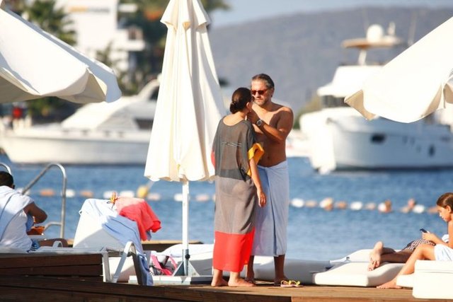 Önceki gün Gündoğan'daki Blue Otel'in iskelesinde görüntülenen üçlüden ünlü oyuncu, gün boyu kızıyla oyunlar oynadı.