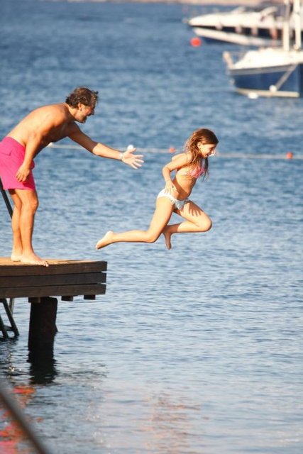 Savaş, kızını iskeleden denize atarken eşi hayran gözlerle ikisini izledi.