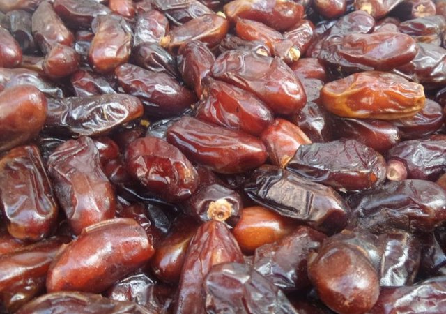 Birçok özelliğinin yanı sıra acıkmayı geciktirdiği için zayıflamaya çok yardımcı bir meyvedir. Özellikle çok acıkma ve çok tatlı ihtiyacı duyulunca 10 adet beyaz veya sarı leblebi 2 hurmayla beraber yenilip üstüne 1 bardak su içilirse 2-3 saat boyunca açlık hissedilmez.